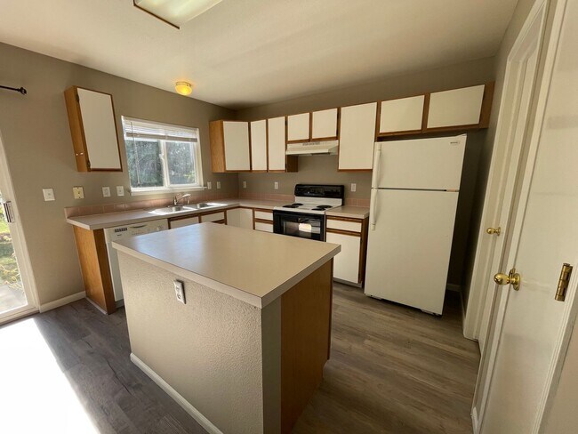 Building Photo - 2900 Ross Dr