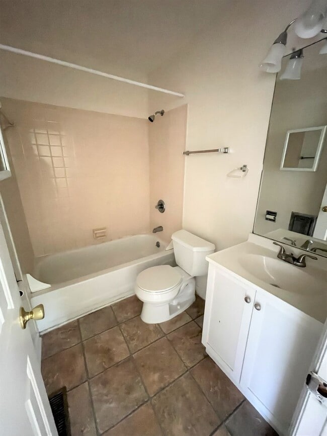 Building Photo - Charming 2br house on the Northside of Cha...