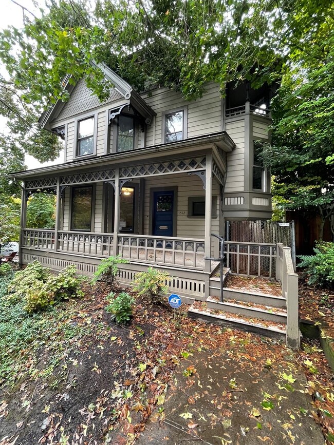 Large Victorian in Goose Hollow- 5 Bedrooms - Large Victorian in Goose Hollow-   5 Bedrooms