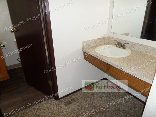 Building Photo - Lee-Federal Way Duplex