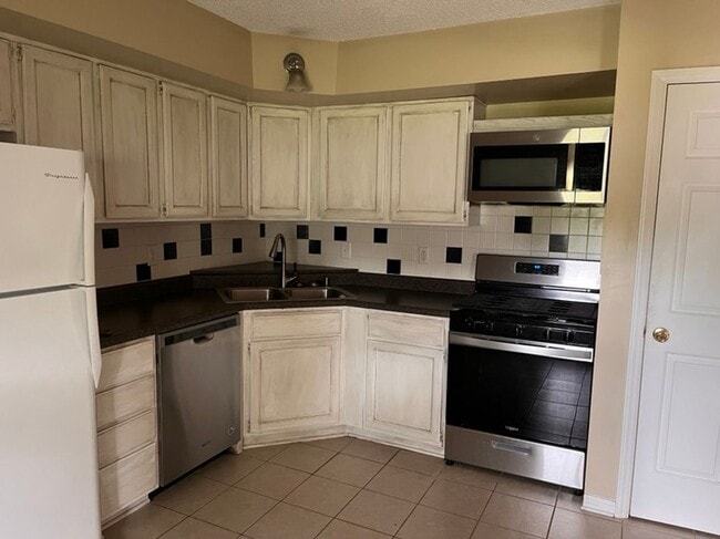 Building Photo - Knoxville 37922 - 3 bedroom, 2 bath home - Contact Susan Niedergeses (865) 300-4722