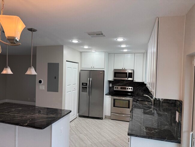 Building Photo - 105 Palamino Cir