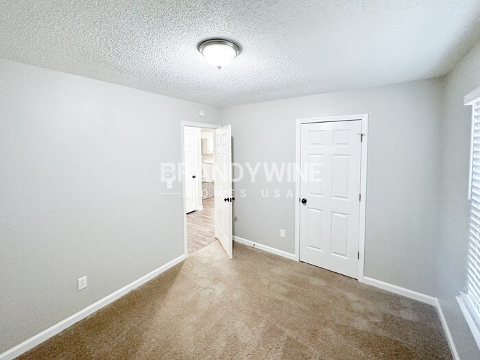 Building Photo - 201 Brooke Dr