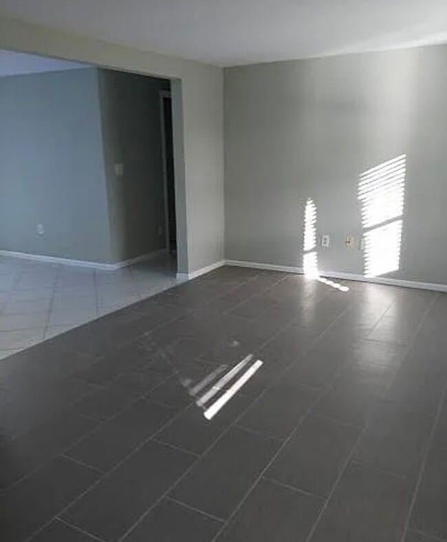 Building Photo - 2/2 Beautifully Landscaped Home