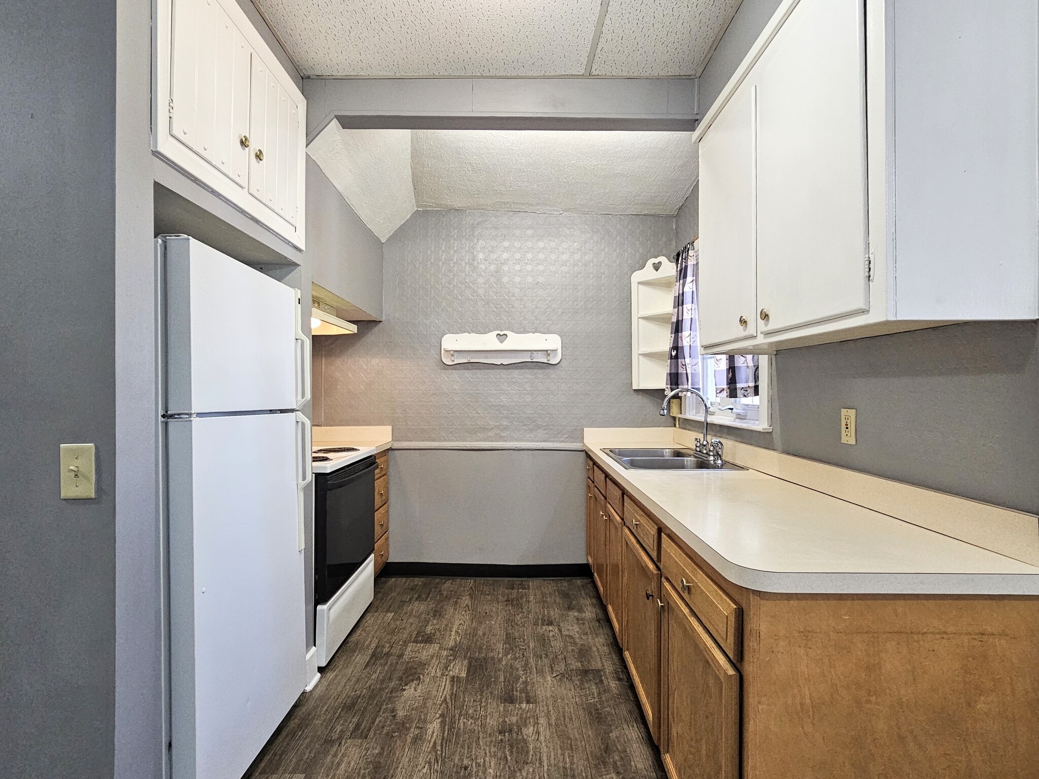 Building Photo - 1358 W Main St