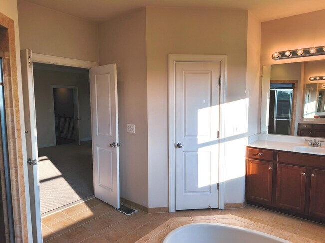Building Photo - Luxurious Single-Family Home in Vibrant One Loudoun!