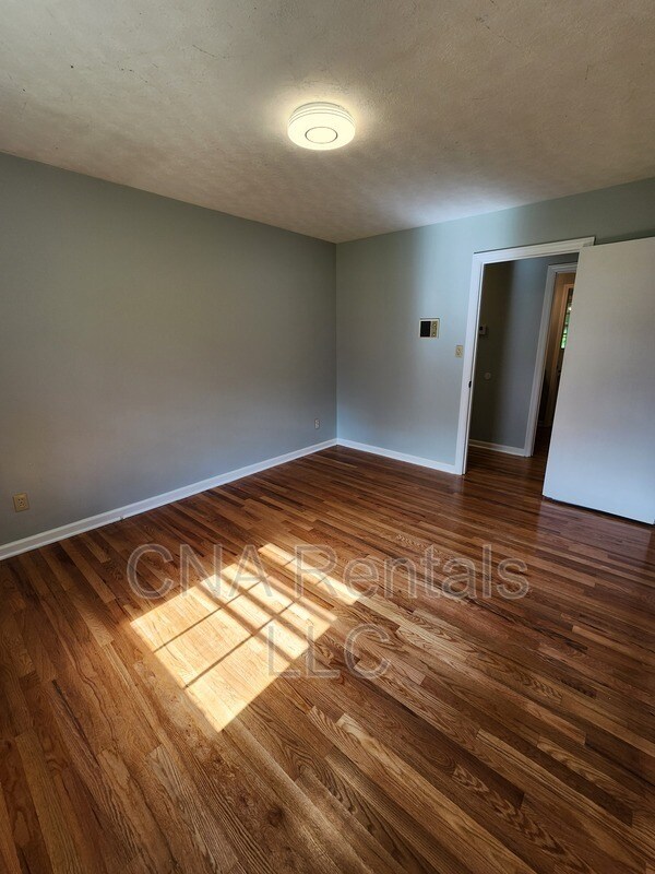 Building Photo - 626 Honeybear Ln
