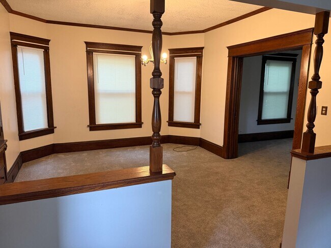 Building Photo - Updated 3-4 Bedroom House
