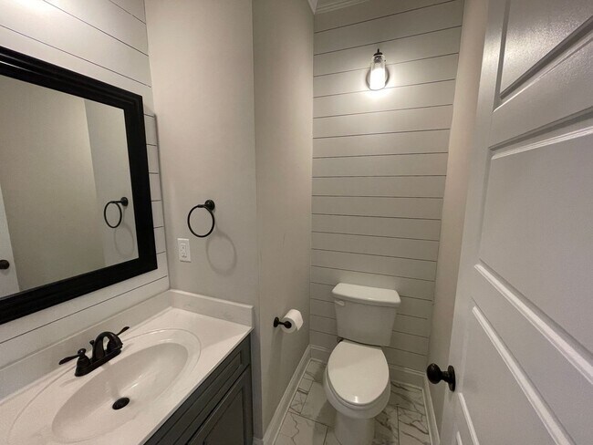 Building Photo - Amazing 5 Bedroom Craftsman-Style Home in Martinez! MOVE IN SPECIAL!