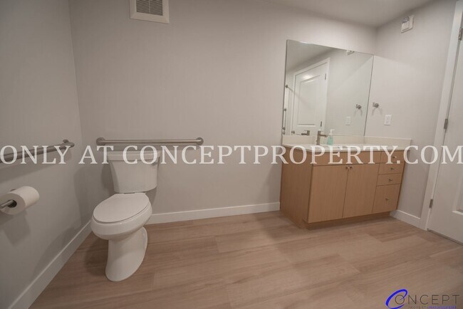 Building Photo - Elevate Your Everyday: Stylish, Modern Living in the Heart of Park City!