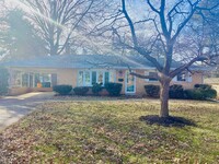 Building Photo - Ranch Style home in Camphill