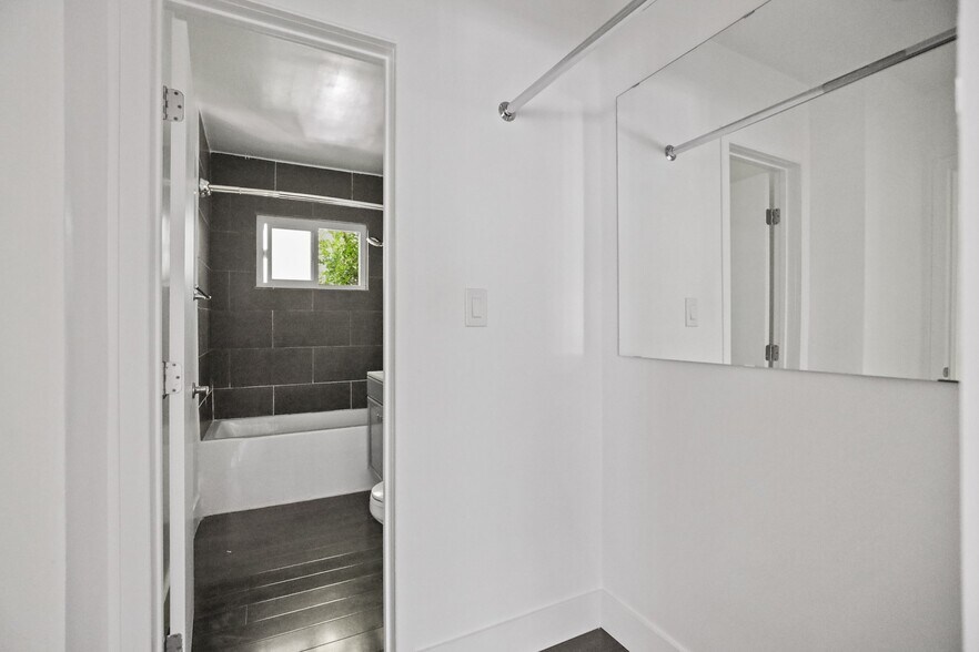 Building Photo - 1321 W 36th Pl