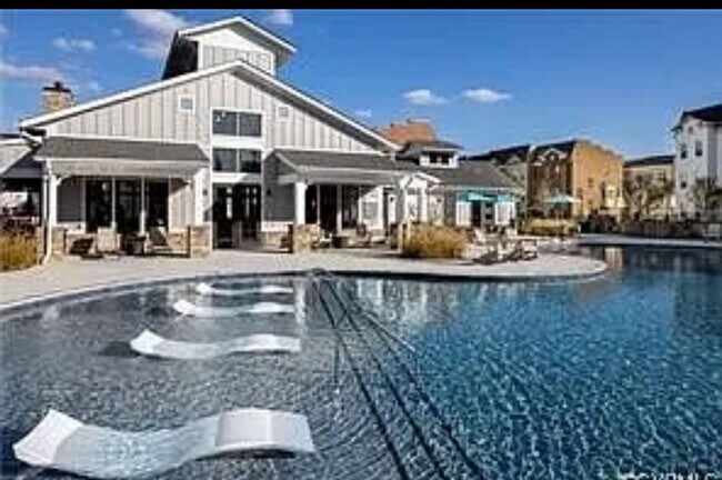 Building Photo - 3 Bedroom Townhouse with 2 Car Garage
