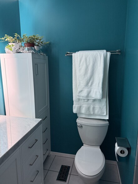 Building Photo - 525 Lasalle Ln