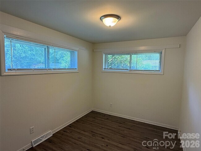 Building Photo - 544 Blendwood Dr
