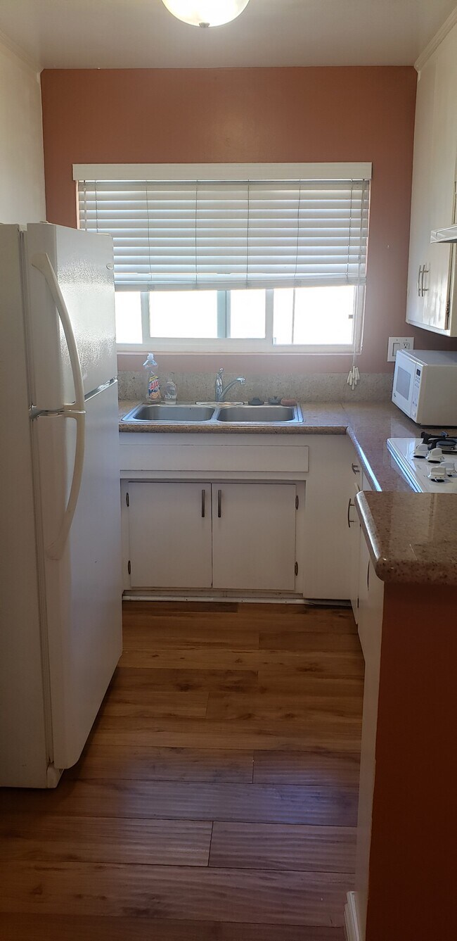 Building Photo - 13833 Oxnard St