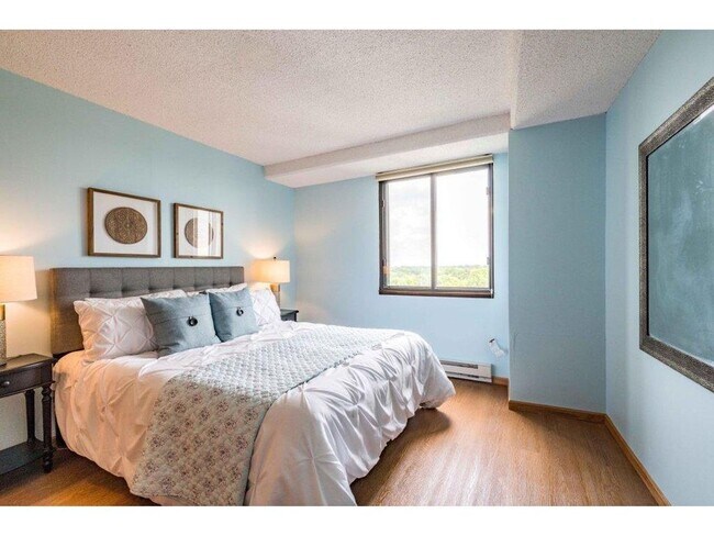 Building Photo - Spacious one-bedroom, one-bath condo in a fantastic St. Paul location!