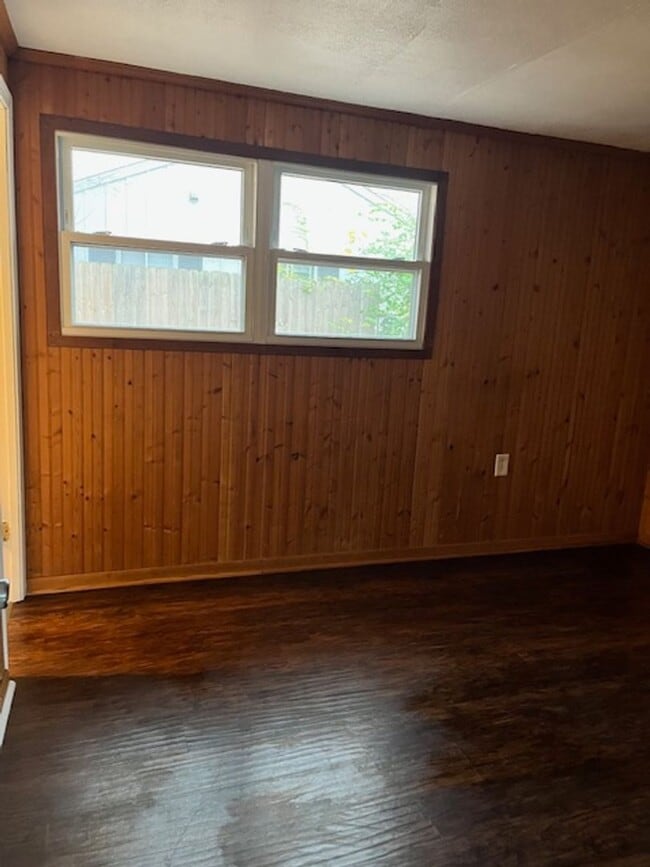Building Photo - Adorable 3 Bedroom Home