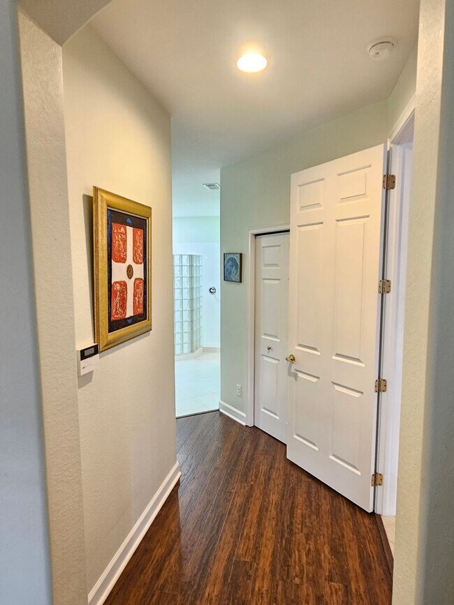 Building Photo - Annual Furnished or Unfurnished 3 Bedroom 2 Bathroom Second Floor Condo in Venetian Golf & River ...