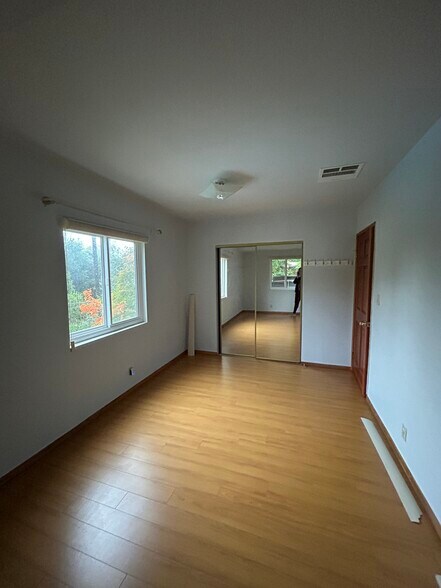 Bedreoom - 1054 E Providencia Ave