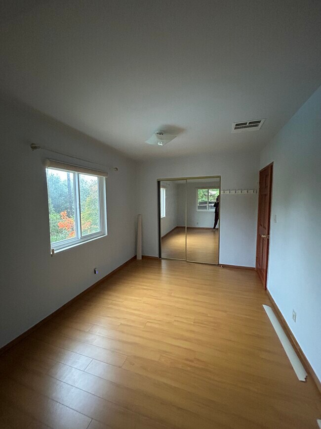 Bedreoom - 1054 E Providencia Ave