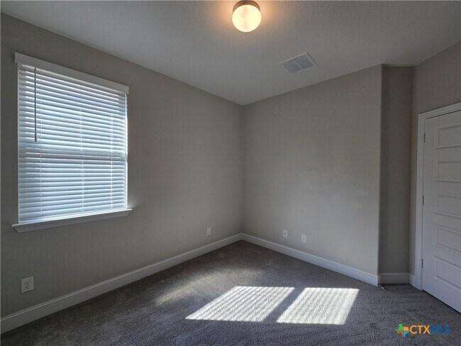 Building Photo - 1324 Spring Row St