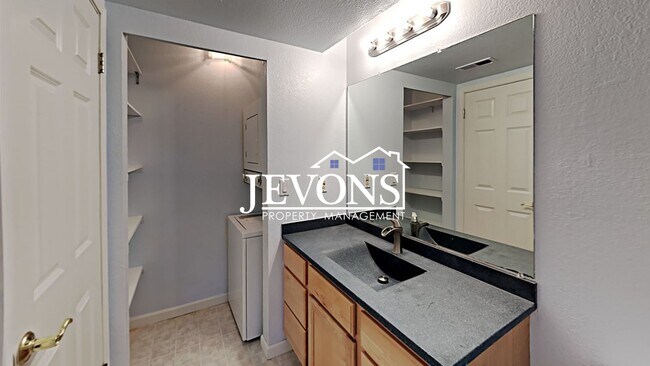 Building Photo - Charming top-floor condo with fully equipp...