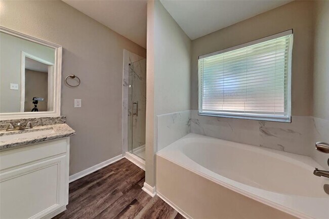 Building Photo - 2403 Pine Cone Dr