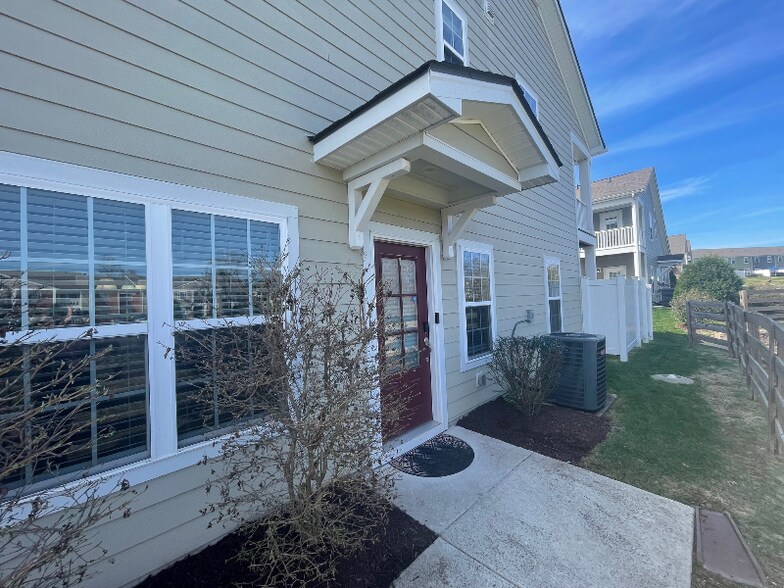 Building Photo - 421 Birr Dr