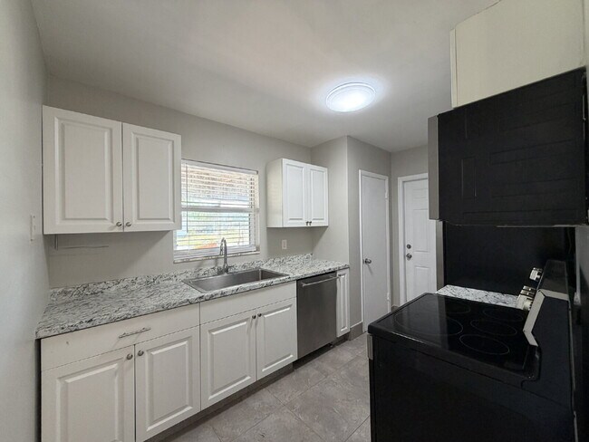 Building Photo - "Charming 3-Bedroom in Port Charlotte – Cozy Comfort Awaits!"