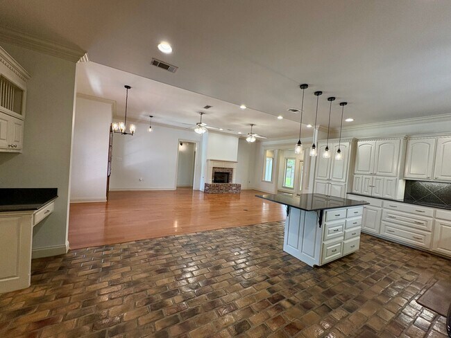 Building Photo - 40489 1513