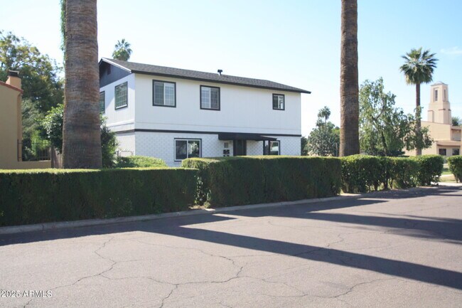 Building Photo - 1333 E Flower St