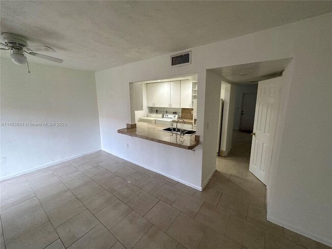 Building Photo - 3 bedroom 1.5 bath townhome. Private fence...
