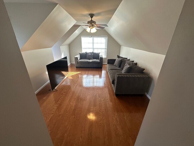 Building Photo - FOR LEASE- FULLY FURNISHED HOME IN THE HEA...