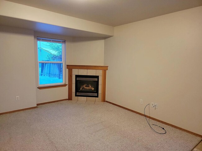 Building Photo - 3 Bedroom 2.5 Bath Townhouse