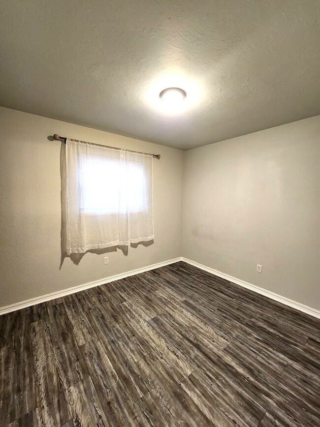 Building Photo - 3 Bed 1.5 Bath 1 Car Garage in the Henders...