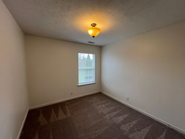 Building Photo - Nice 3 Bedroom 2 Bath plus Bonus Room in Murfreesboro - Available Immediately!