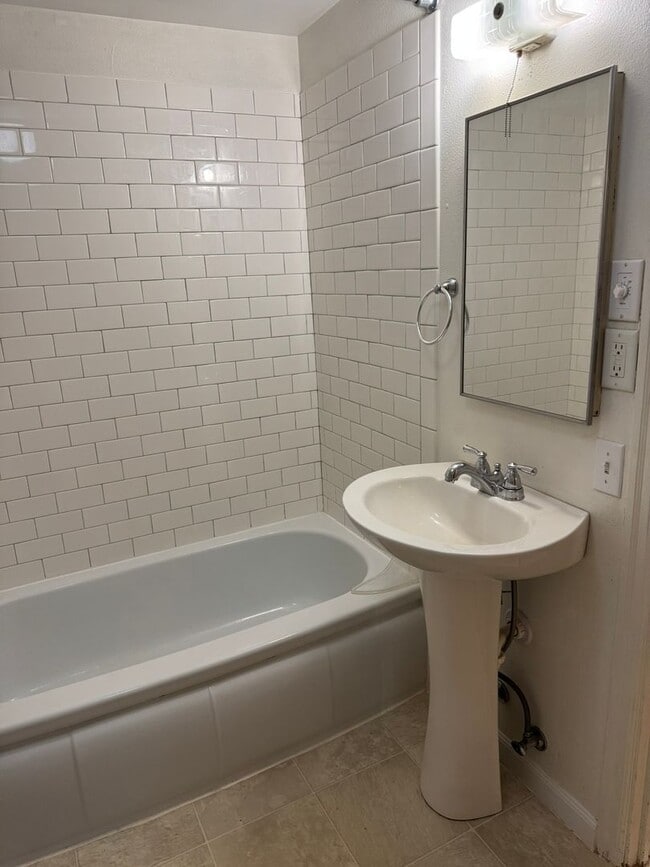 Building Photo - Barger area, 2 bedroom, 1 bath, large back...