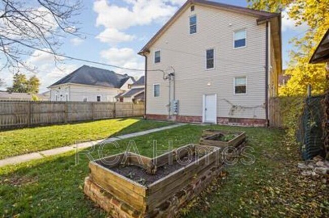 Building Photo - 1112 Pleasant St