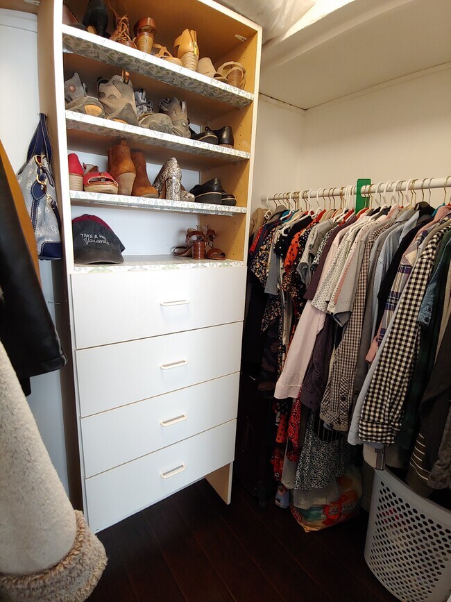 Building Photo - 5403 Newcastle Ave