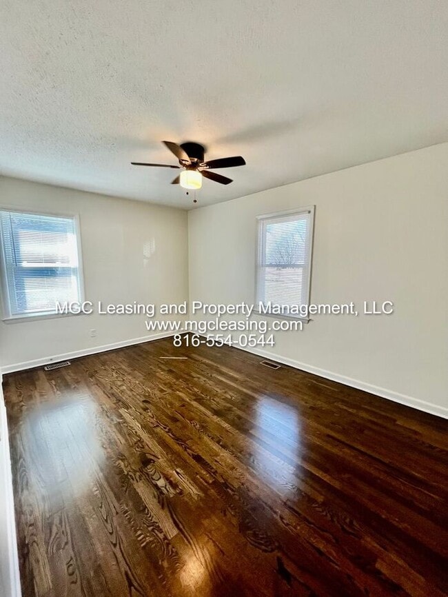 Building Photo - Lee's Summit, MO hidden gem with this ranc...