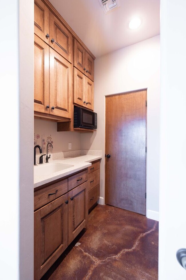 Building Photo - 3942 S Ave 4 1/2 E