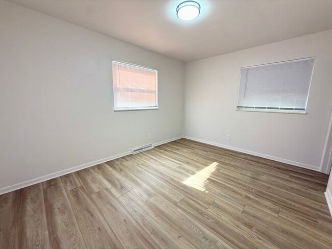 Building Photo - Newly Renovated Move-In Ready 3 Bed, 3 Bath Home!