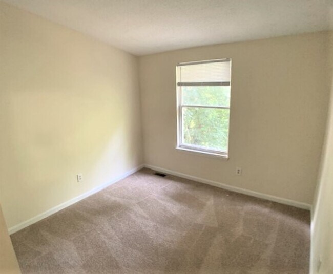 Building Photo - SARA1806