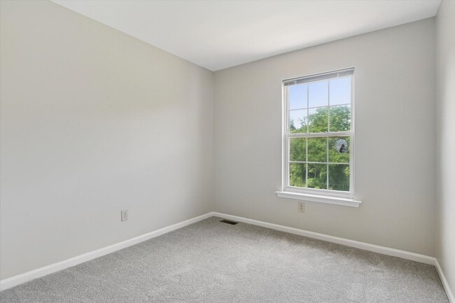 Building Photo - Freshly Updated 3B/2.5B Townhome with Walk...