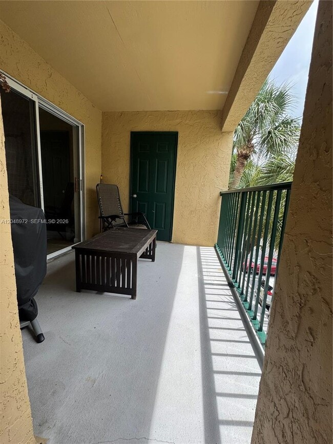 Building Photo - 733 Riverside Dr