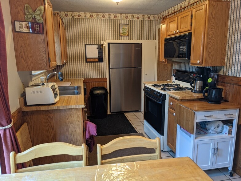 Kitchen - 230 W Molloy Rd