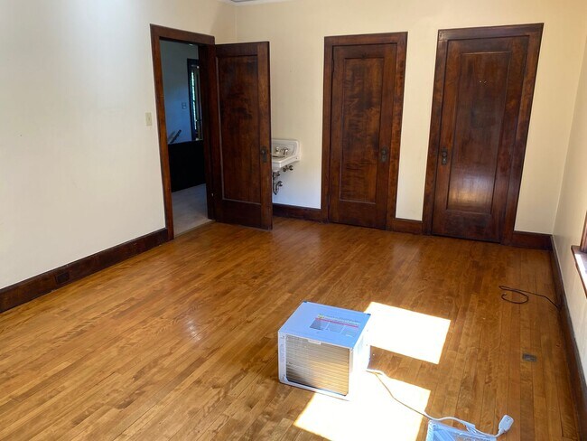 Building Photo - 4-Bedroom, 1.5-Bath Home Just A Few Blocks...