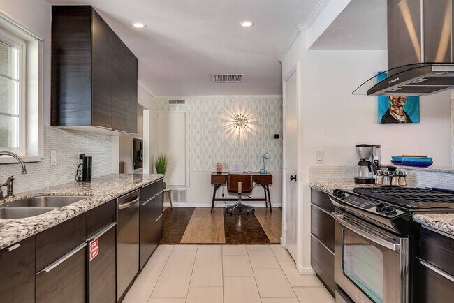 Building Photo - Family-Friendly Oasis in North Palm Springs