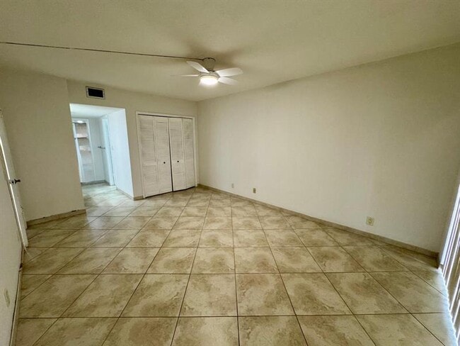 Building Photo - 3200 N Palm Aire Dr